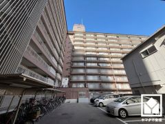 西宮交通公園の東側にはブランコやすべり台などのスタンダードな遊具や、ゆったりとした広場が整備された「東三公園」もございます。東側は大変植栽豊かで、四季折々のお花も楽しめます。