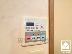 浴室暖房乾燥機付き。真冬の寒い浴室を暖かく、また雨の日の洗濯物の乾燥にと多用途に活躍する機能です。