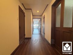 シンプルで洗練された玄関スペース。帰るたびにホッとできる、心地よい住まいの入り口。