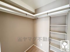 収納力豊富なウォークインクローゼット付き。季節の荷物、趣味の道具や日用品のストックなども収納可能。棚も設置されており、整理整頓がしやすい設計になっています。