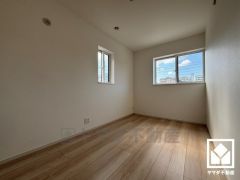 約6.6帖の2階洋室です。お子様のお部屋などにも丁度良い広さです。2面採光の大きな窓からは明るい光が降り注ぎます。