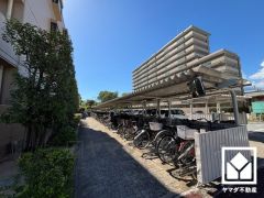 屋根付きなので、雨や風、直射日光から自転車を守ることができます。