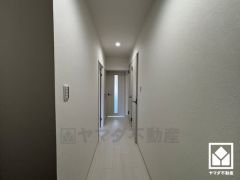 シンプルで洗練された玄関スペース。帰るたびにホッとできる、心地よい住まいの入り口。