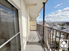 南・西・北向きの3面バルコニーで陽当たり、風通し良好。10階建て最上階で前面に視界を遮る高い建物がなく、開放的な景色が広がります。広々としているため、お洗濯物もたっぷりと干す事ができます。