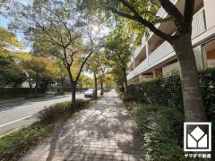 専用庭からお部屋へ出入りする構造のため、戸建感覚でお住まいいただけます。大切なペットとも一緒に暮らせる住まいです（規約制限有）。