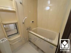 1日の疲れを癒す浴室でゆったりリフレッシュ。清潔感あふれる空間で、毎日のバスタイムをより快適に。