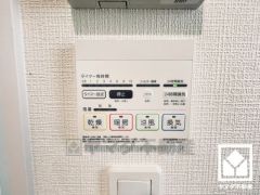 浴室暖房乾燥機付き。真冬の寒い浴室を暖かく、また雨の日の洗濯物の乾燥にと多用途に活躍する機能です。