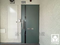 玄関ドアは防犯性の高いダブルロックドアです。