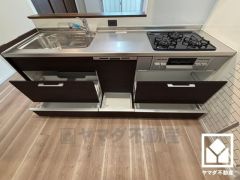 キッチン収納の多さもお料理を楽にしてくれるポイント。収納力豊富なフロアキャビネットがあり、スッキリとした空間が保てます。