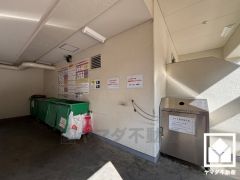 「セブンイレブン西宮鳴尾浜店」まで徒歩12分、「関西スーパー鳴尾店」まで徒歩13分、「ライフォート西宮上田店」まで徒歩13分など、お買い物施設が徒歩圏内に複数あり便利な住環境です。