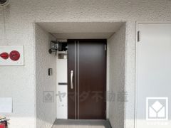 シンプルで洗練された玄関デザイン。帰るたびにホッとできる、心地よい住まいの入り口。