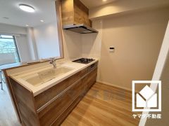 換気効率が高くお手入れもしやすいスリム型のレンジフードを完備。スッキリとしたスタイリッシュなデザインも魅力の一つです。