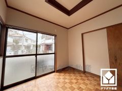 約4.5帖の1階洋室です。間取り図にはございませんが、ホール側にも引き戸があり、風通しが良く、出入りのしやすい2WAYのお部屋になっています。