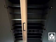 玄関にはシューズボックスを完備。家族の靴もしっかり収納できるので、玄関がいつも片付き、気持ちよくお客様を迎えられます。