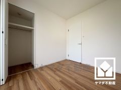 約5.3帖の洋室です。全居室にクローゼットがございますので、お部屋の広さを最大限に活用できます。