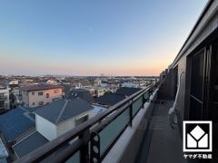 南東向きバルコニーで陽当たり、風通し良好。広々としているため、お洗濯物をたっぷりと干す事ができます。バルコニーはいずれも南東側に3か所ございます。