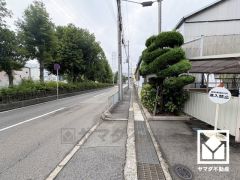 阪神電鉄本線「尼崎センタープール前」駅まで徒歩約10分、阪神電鉄武庫川線「武庫川」駅まで徒歩約14分の立地。