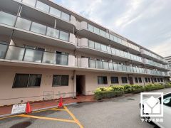 突然の来訪時でも安心なモニター付きインターホンを完備。お留守番中のお子様でも簡単に来訪者の確認ができます。