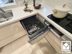毎日の家事の負担を軽減でき、水道代の節約にもなる食器洗乾燥機付き。