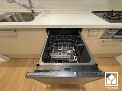 毎日の家事の負担を軽減でき、水道代の節約にもなる食器洗乾燥機付き。