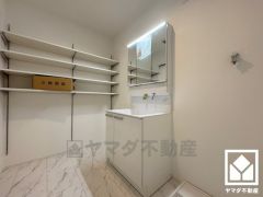 バスタオルやパジャマ等を収納できるリネン庫。洗剤等のストックも収納できるので、洗面室をすっきり清潔に保つことができそうです。