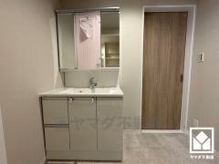 使いやすさが考えられた3面鏡です。収納付きのためスッキリお使い頂けます。