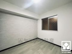 約4.4帖の洋室です。大きな窓からは明るい光が降り注ぎます。柔らかな光が差し込むお部屋で、快適で落ち着いた生活をお送りいただけます。