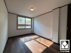 約5.1帖の洋室。お子様のお部屋などにも丁度良い広さです。柔らかな光が差し込むお部屋で、快適で落ち着いた生活をお送りいただけます。