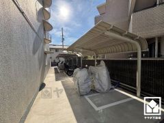 屋根付きのバイク置場を完備（月額使用料1000円、保証金として契約時10000円必要）。雨や風、直射日光からお乗り物を守ることができます。