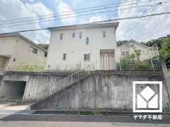 洗面室・浴室にも小窓が付いているので明るく、こもりがちな湿気もすぐ取り除くことができます。