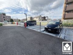 敷地内に駐車場を完備（月額5000円～12000円）。現在、駐車場に空きがございます。空き状況は変動いたしますので、詳細は弊社スタッフまでお気軽にお問い合わせください。