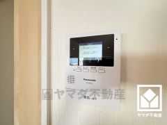 突然の来訪時でも安心なモニター付きインターホンを完備。お留守番中のお子様でも簡単に来訪者の確認ができます。