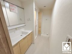 収納付きでスッキリお使い頂ける3面鏡の洗面台です。洗面ボウルが広めなので、忙しい朝でも身支度がしやすく時短になります。