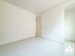 約5.2帖の2階洋室です。お子様のお部屋などにも丁度良い広さです。
