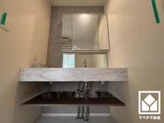 小窓付きで明るいサニタリースペース。ワイドなフルフラットカウンター付きの3面鏡の洗面台で、忙しい朝でも身支度がしやすく時短になります。お手入れもラクラクです。