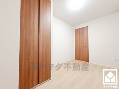 約4.5帖の洋室です。全居室に収納がございますので、お部屋の広さを最大限に活用できます。