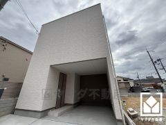 玄関は防犯性と利便性を両立したスマートキー仕様のダブルロックドアです。