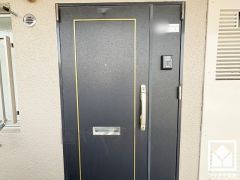 ダイノックフィルム施工済みの美しい玄関ドア。親子ドアで大きく開くため、ベビーカーでの出入りも楽々です。