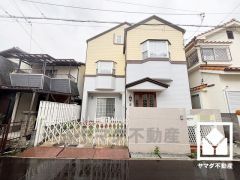 デザイナーズライクなおしゃれな外観。窓が多く、陽当たりの良い立地。