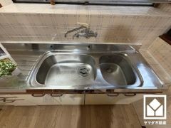 ダブルシンクのキッチンです。家庭菜園で作った野菜を洗う専用スペースから、つけ置き洗い、水切りかごを使った食器の乾燥スペースまで、多用途に使い分けが可能です。