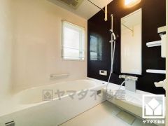小窓が付いているので明るく、こもりがちな湿気もすぐ取り除くことができます。