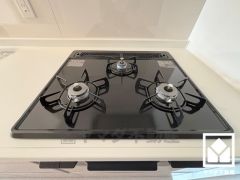 家族のごはん作りがはかどる。同時調理ができる3口コンロ付き。