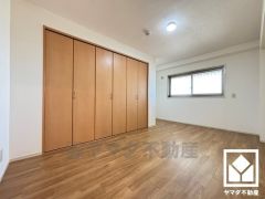 約6.5帖の洋室です。お子様のお部屋などにも丁度良い広さです。