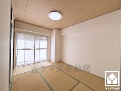 約6帖の西側和室です。全居室に窓がございます。明るい陽光がたっぷり差し込む心地よい生活空間です。