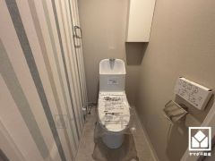 明るく清潔感溢れるトイレです。トイレットペーパーのストックや、消耗品置き場などとしてお使いいただける吊戸棚がございます。