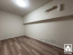 約5.8帖の洋室です。全居室フローリングでお掃除ラクラクです。