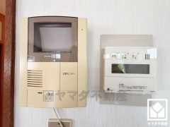 インターホンあり。来客があっても家の中で対応可能なので、防犯面で安心です。