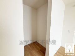 オープンクローゼットでおしゃれな「見せる」収納も可能です。扉がないため物の出し入れがしやすく、通気性が良いのもメリット。