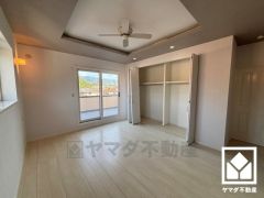大きなクローゼットに加え、ウォークインクローゼットも隣接しており、整理整頓しやすいです。