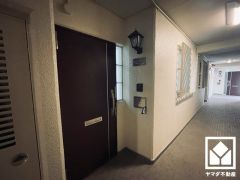 袖のガラスブロック窓から光が差し込み、外出時にも帰宅時にも、明るい気持ちになれる玄関です。